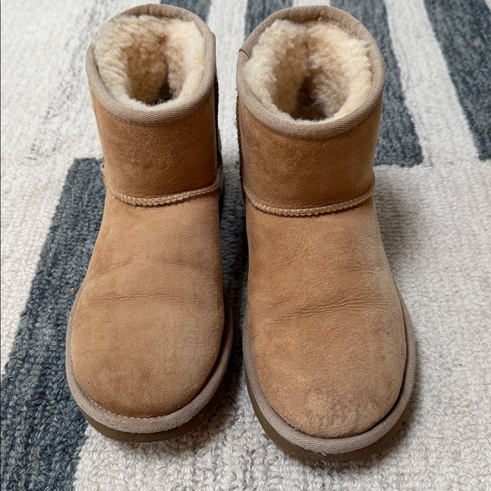 Uggs, short, sand, size 7